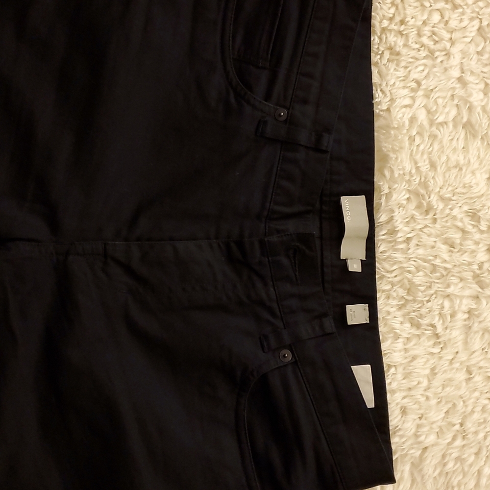 Vince chinos pant with five pockets like a jeans.